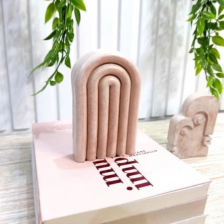 Escultura Arco Minimalista em Composto Cimentício